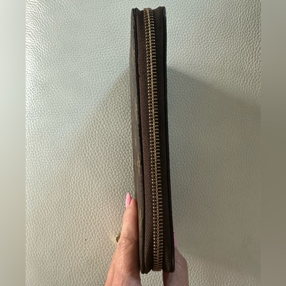 Louis Vuitton Monogram Zippy Wallet - Like New - Picture 14 of 14